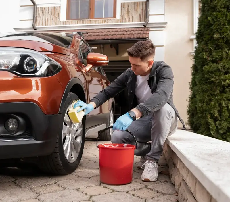 Lavage auto à domicile Beaumont-Sardolles : professionnel intervenant sur un véhicule